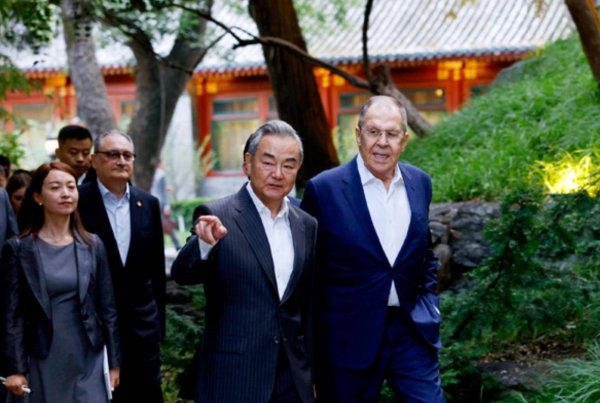股票配资公司平台 不到72小时, 中俄外长两度会面, 没打领带神情放松, 谈了5件大事